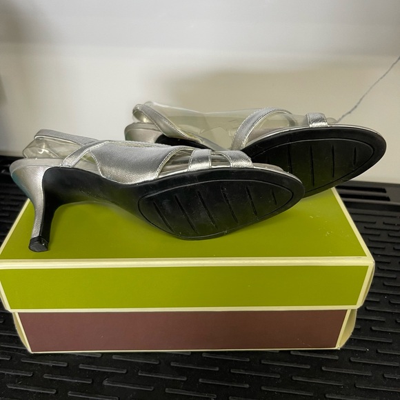 NATURALIZER Silver Metallic Comfort Summer Heels Sz 6.5 Dressy Kadie Prissy - Picture 8 of 14